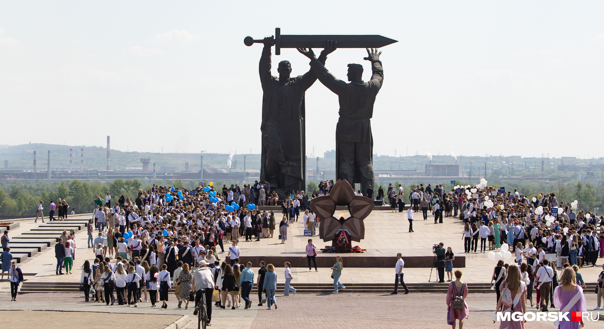 Сотни старшеклассников собрались у монумента «Тыл — фронту»
