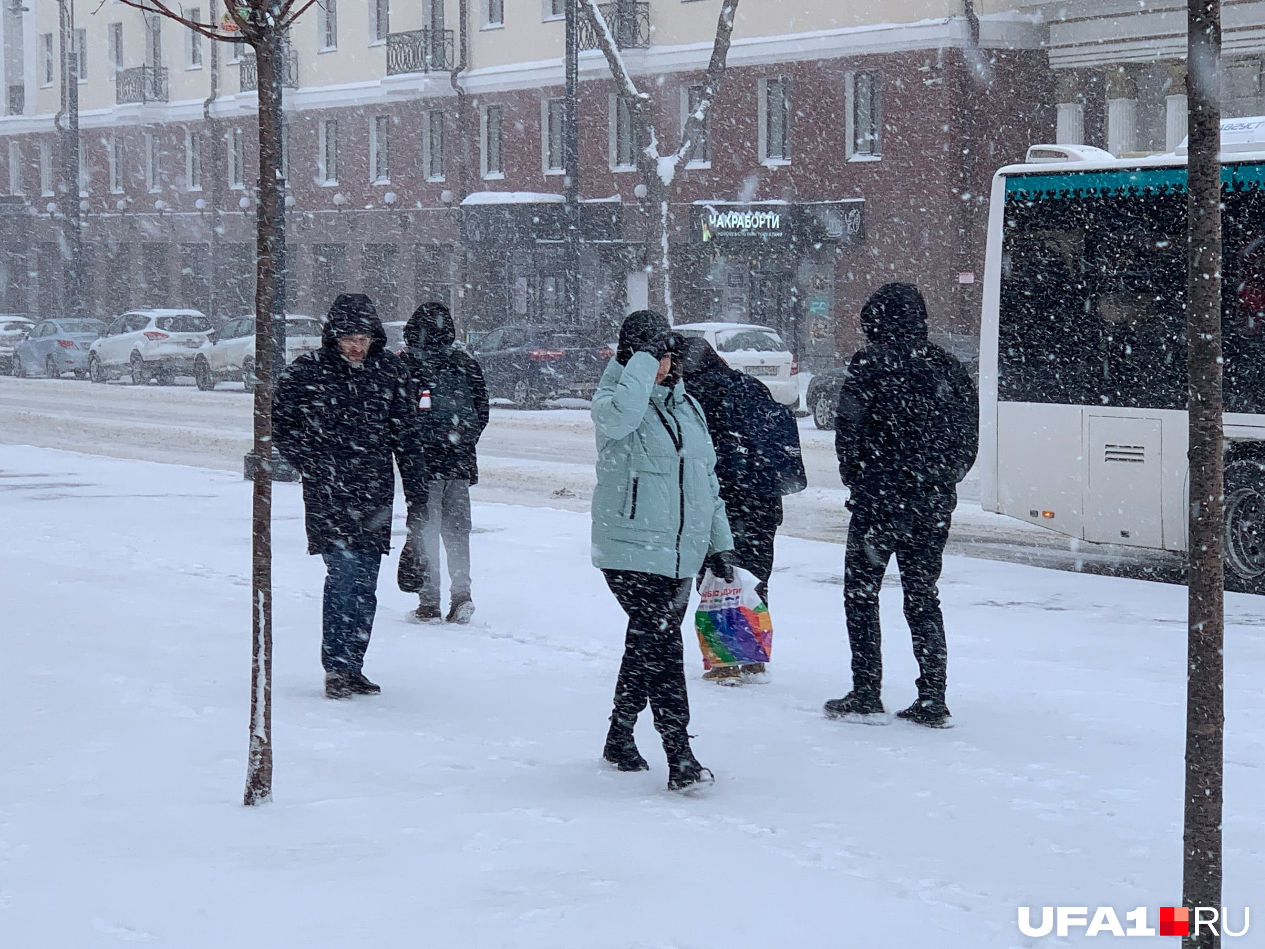 Девушка попыталась максимально закрыться