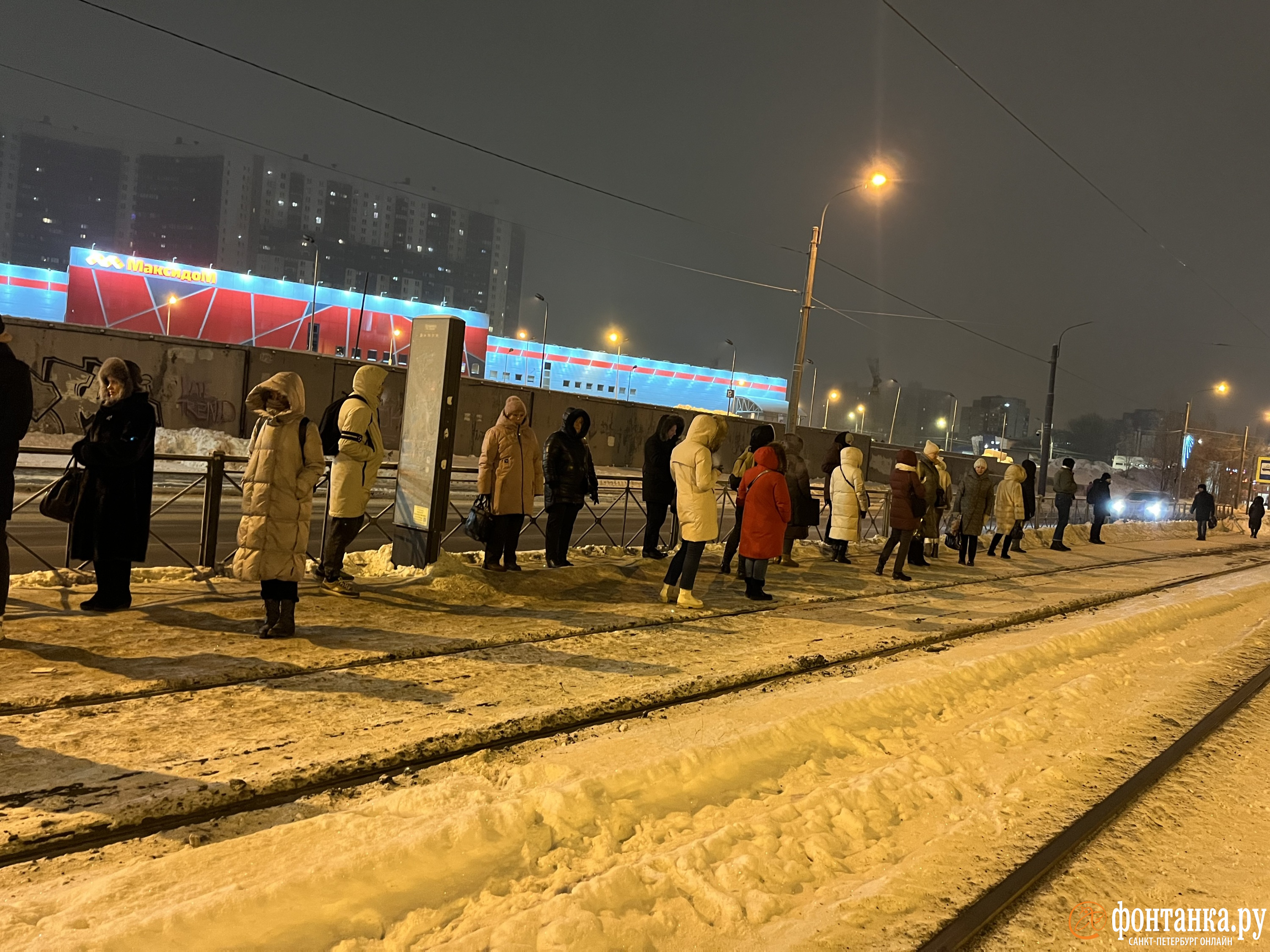 «Альтернативного вида транспорта нет». Люди мёрзли на Дальневосточном в ожидании трамваев