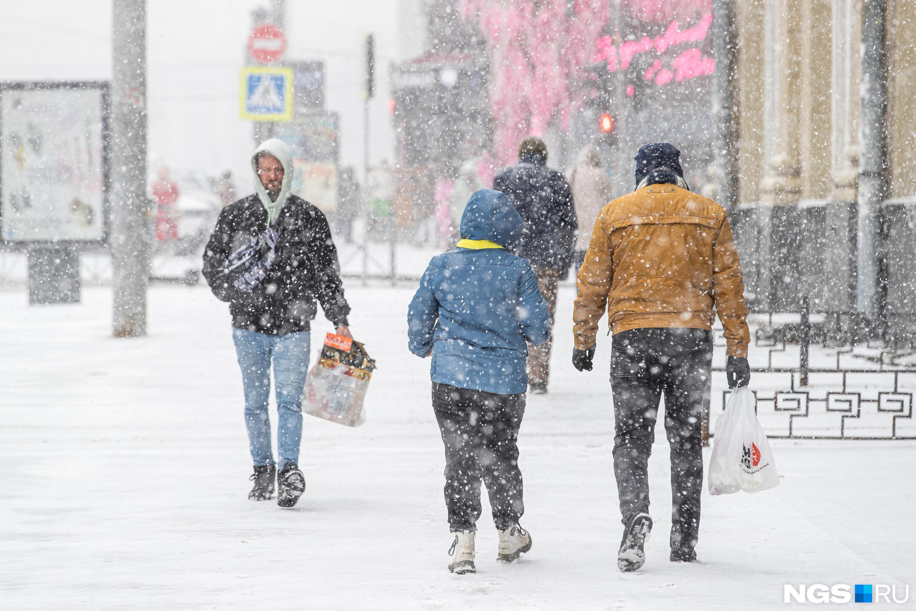 Россияне зимой. Купание в проруби девушки. Битцевский лес зимой. Сугробы в москве 2021. Зима в москве.