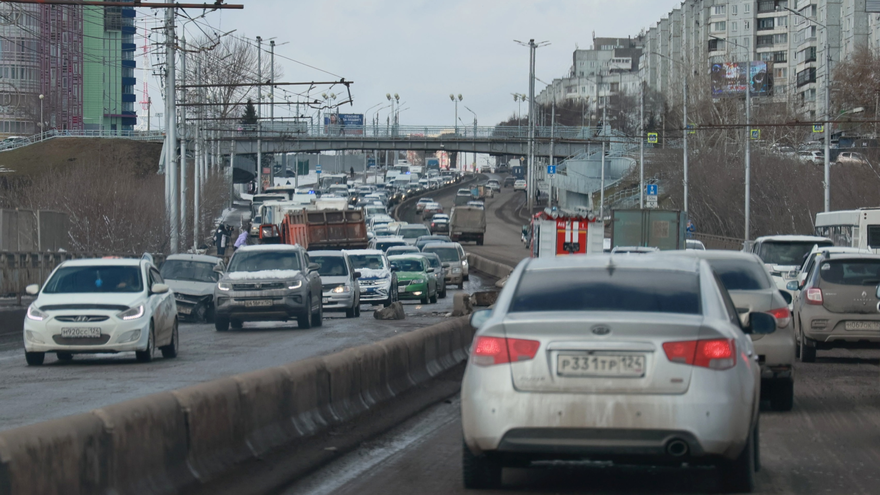Авария с грузовиком поставила Копылова в пробку в сторону центра города: «Камаз» перегородил дорогу