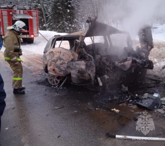 Грейдер и легковая машина столкнулись в Новгородской области. В огненном ДТП погиб человек