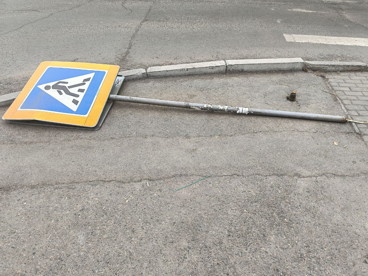 Отремонтированный сваркой и палкой дорожный знак в Чите вновь упал