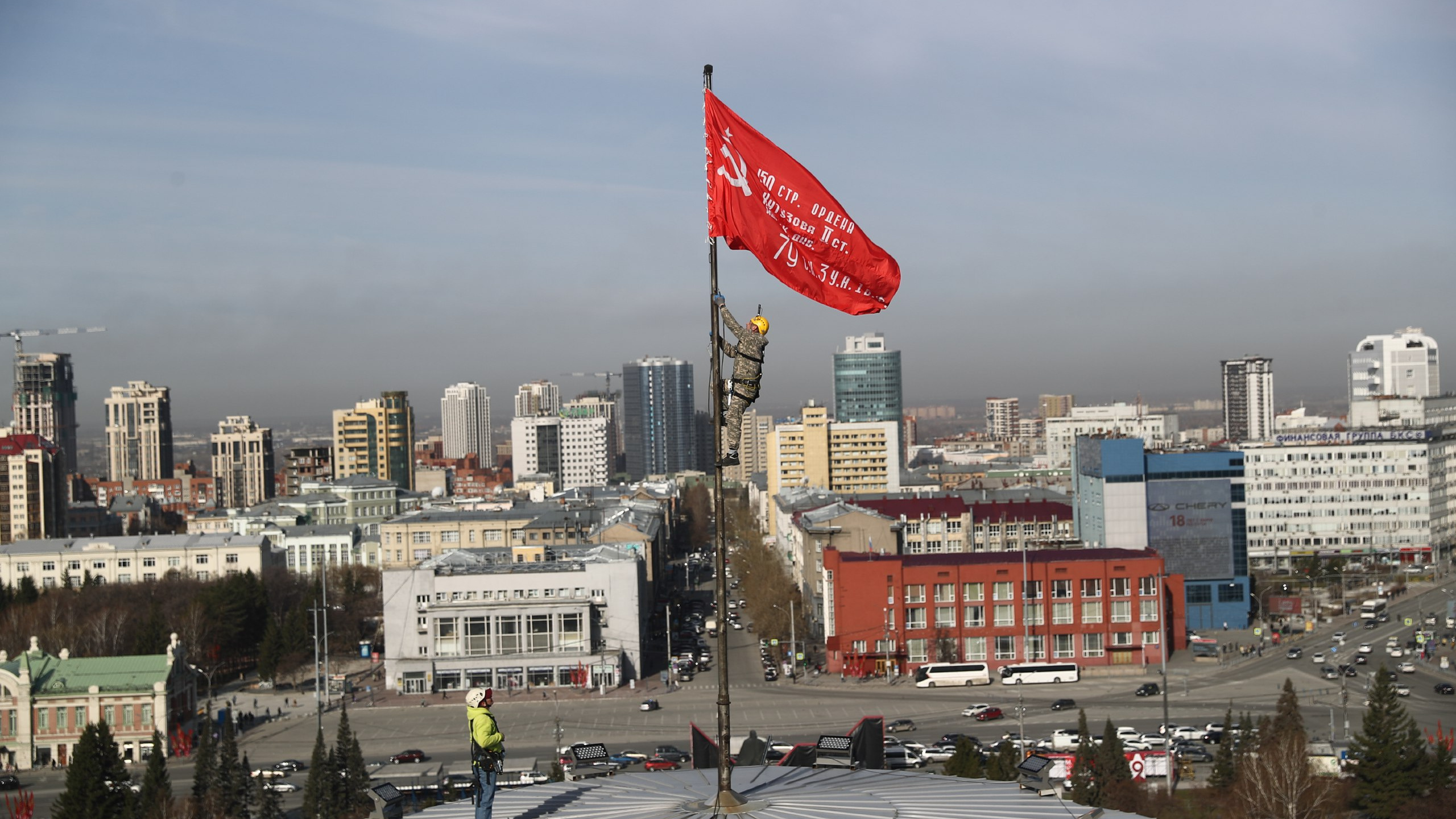 Знамя Победы подняли над оперным театром в Новосибирске — фото из центра города