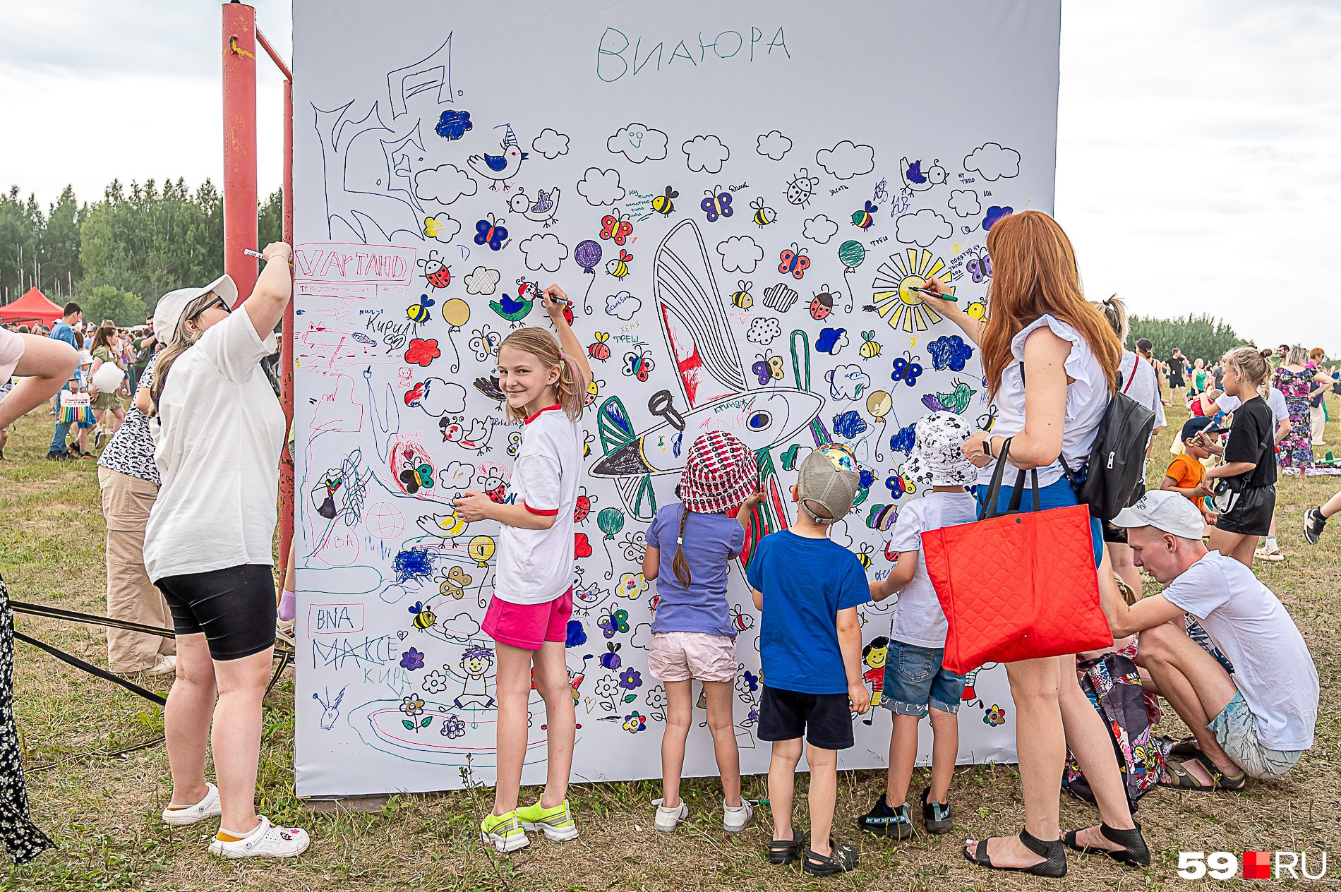 Дети рисовали облака и самолеты