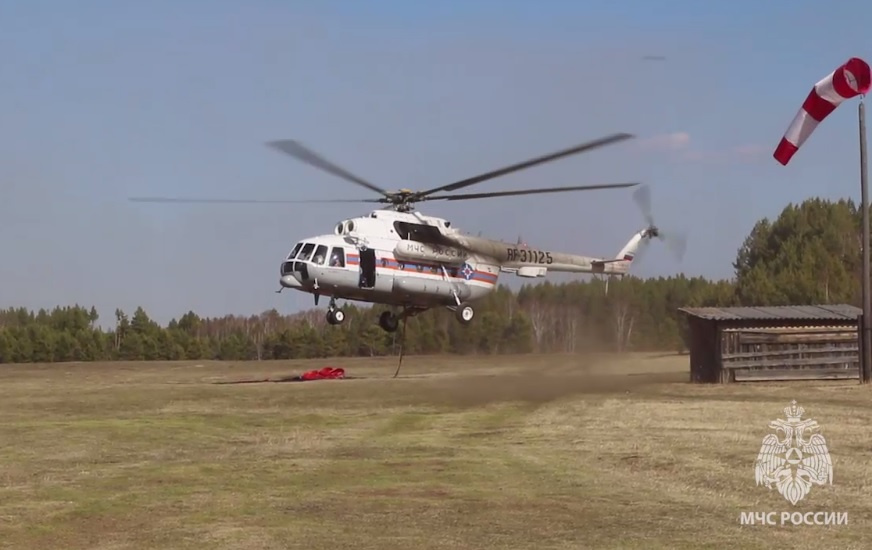 Вертолет МЧС привлекли для тушения лесных пожаров в районе Забайкалья