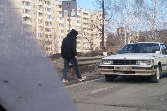 Под Екатеринбургом прохожих перепугал пьяный неадекват, который бегал с ножом по улице