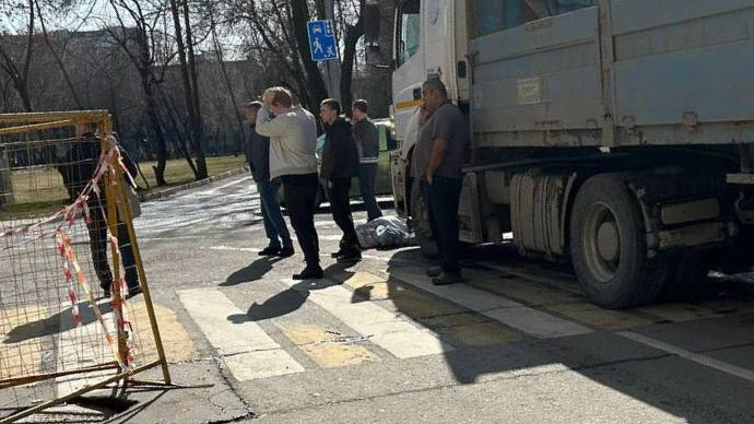 В Новой Москве грузовик насмерть сбил девушку