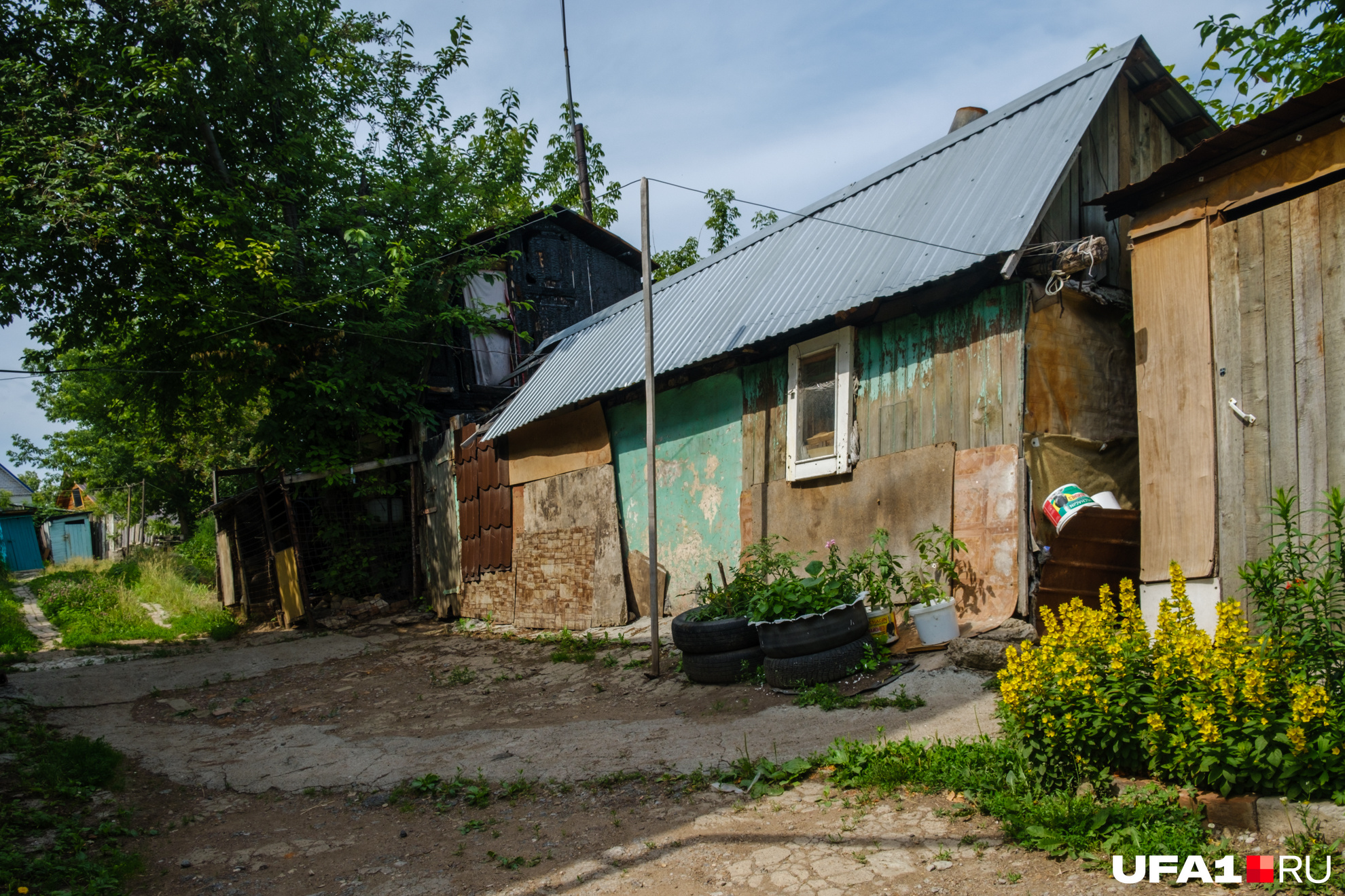 Оба дома, судя по убранству, жилые