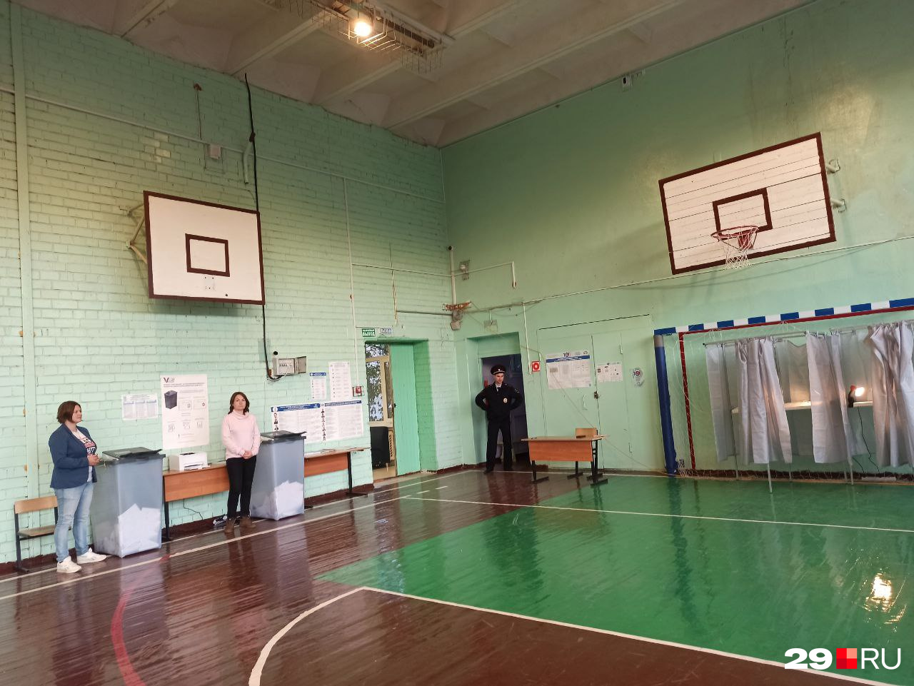 На этом участке корреспондент насчитала пять полицейских На этом участке корреспондент насчитала пять полицейских