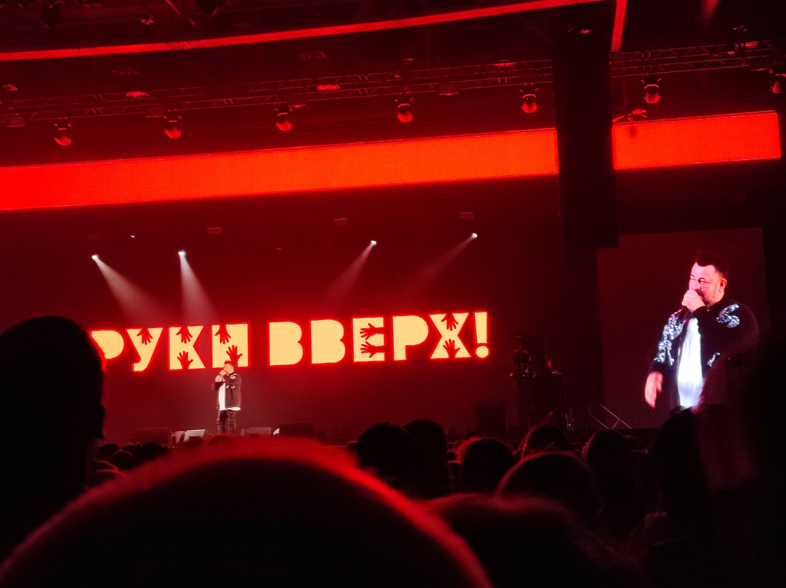«Просто машина времени». Фанаты «Руки Вверх» показали, как прошел концерт Жукова в Нижнем Новгороде