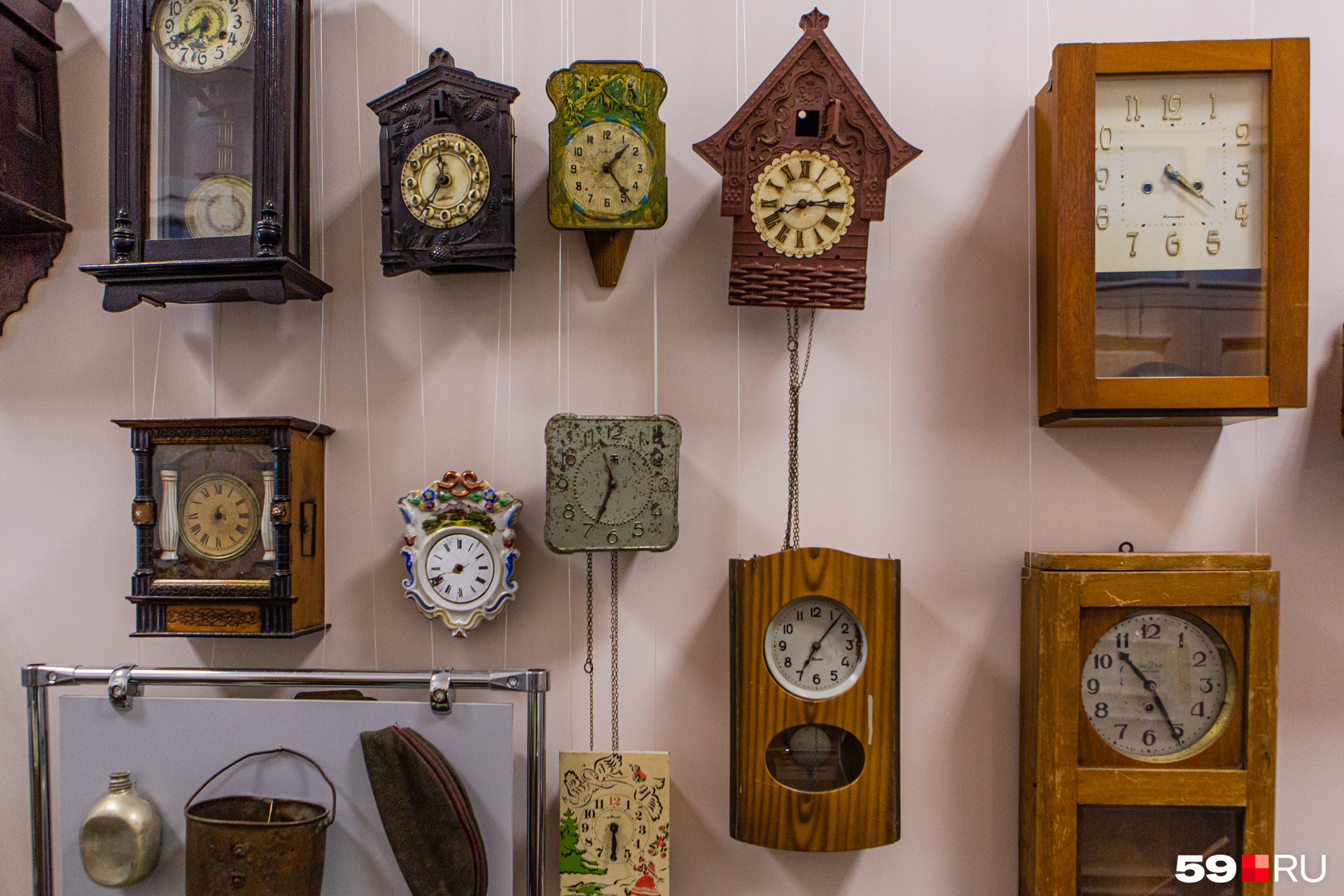 На выходе из музея посетителей провожает коллекция часов. Музейщики хотят вернуть им ход, чтобы наполнить зал тиканьем и боем
