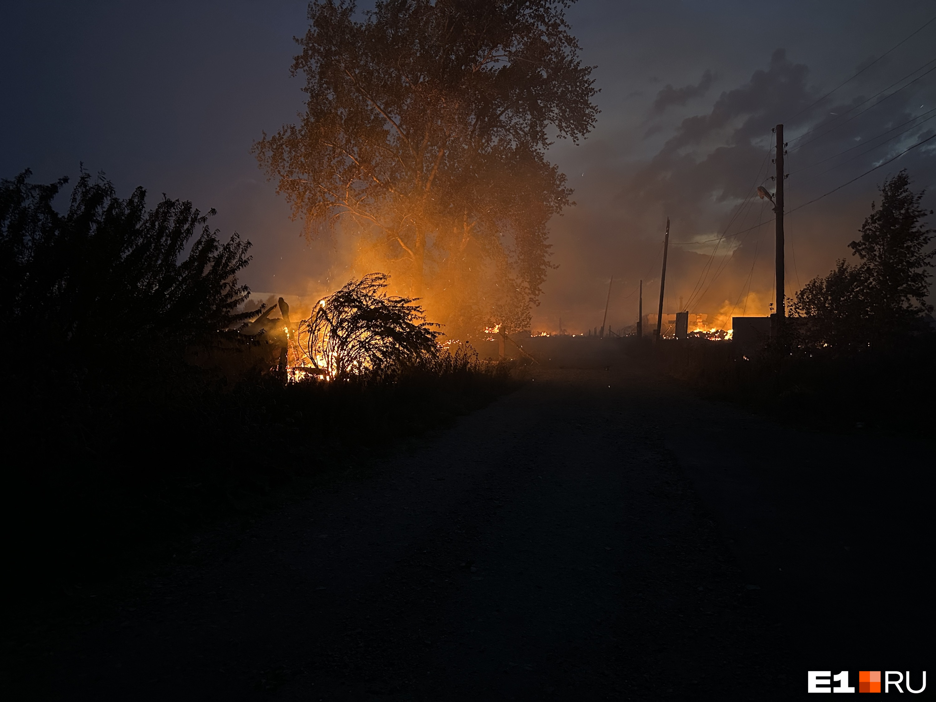 В Свердловской области из-за жутких лесных пожаров ввели режим ЧС. Публикуем документ