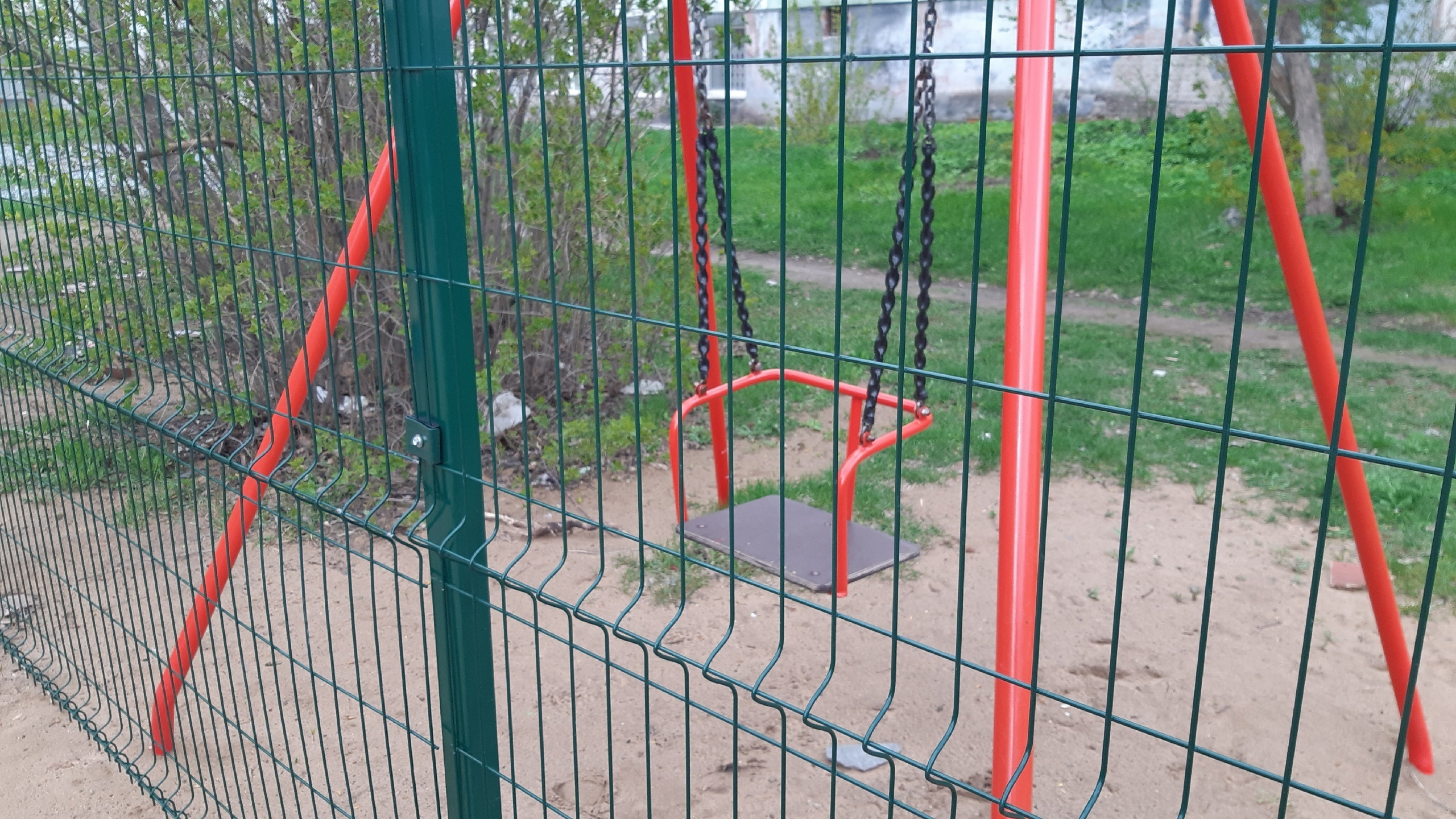 За решеткой: в Перми забор поставили так близко к качели, что теперь ей невозможно пользоваться