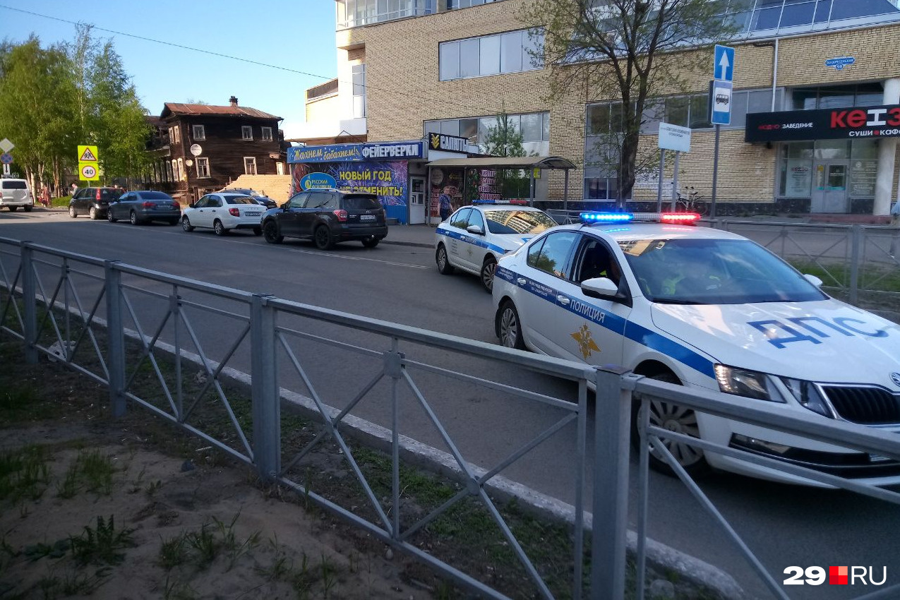 Полиция перекрыла проезд с улицы Воскресенской