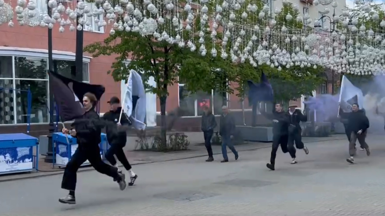 Подростки переполошили прохожих, устроив забег по Кировке с дымовыми шашками (видео)