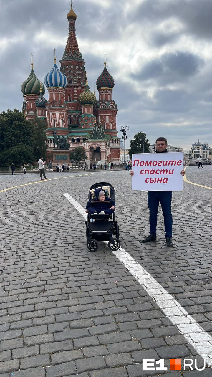 На Красной площади полиция задержала отца трехлетнего Миши Бахтина: видео