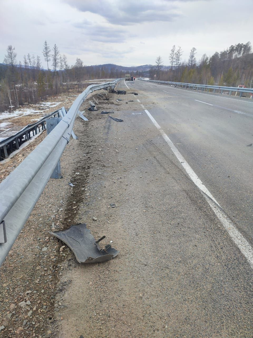 Отбойник на трассе. Отбойник на дороге. Отбойник на трассе. Мостовое барьерное ограждение 11мо. Отбойник дорожный.
