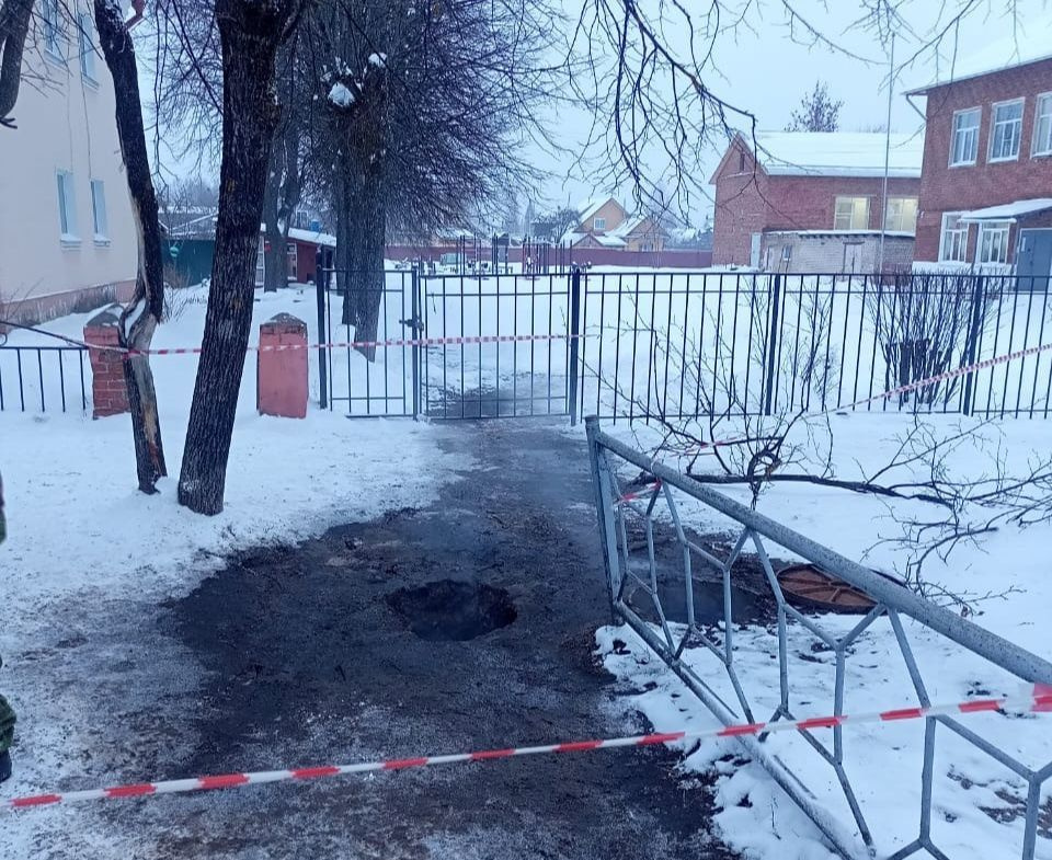 Пятеро детей провалились в яму с кипятком возле школы в Ивановской области