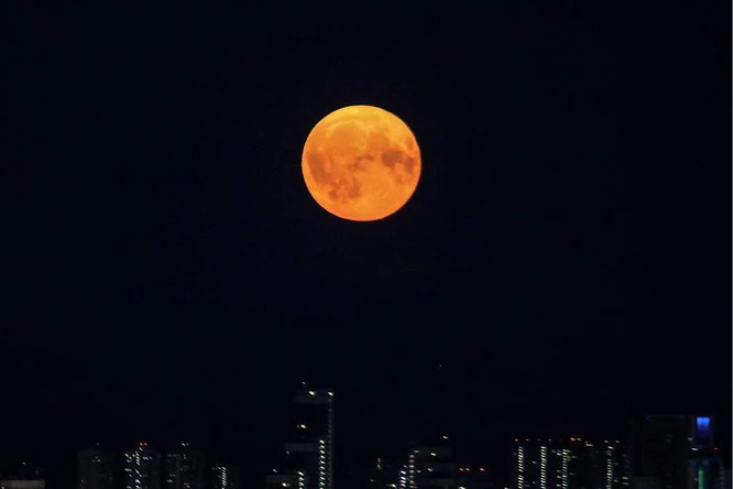 Над Екатеринбургом взойдет необычайно огромная и яркая Луна: когда смотреть редкое явление