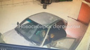 Избили и угнали машину: двое напали на водителя в Новосибирске — жесткие кадры с места