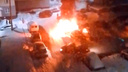 В спальном районе Ярославля вспыхнул автомобиль. Видео