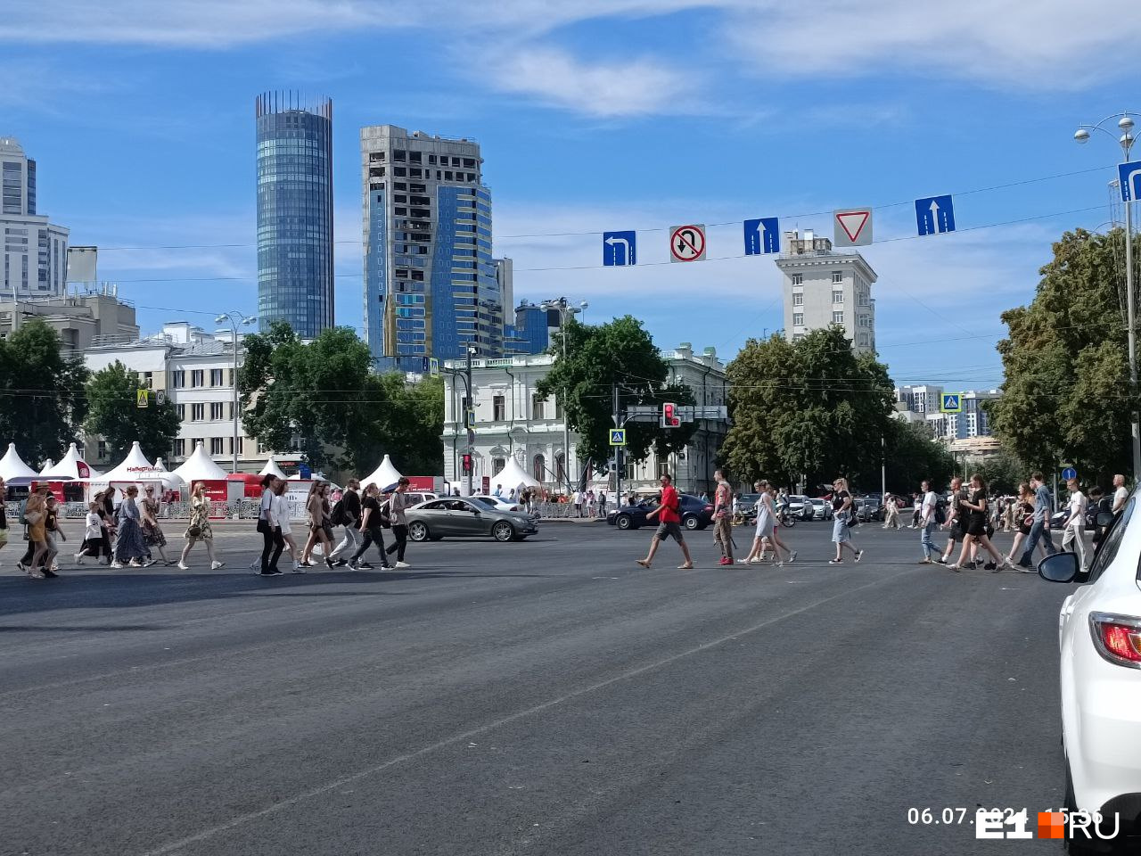Теперь — гладкий асфальт. В центре Екатеринбурга убрали булыжники с «вечных» пешеходных переходов