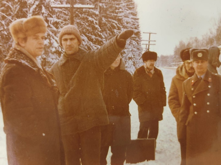 Евгений Бакин (слева) во время следственных действий, где Сергей Головкин (указывает рукой) показывает, где и как убивал своих жертв Евгений Бакин (слева) во время следственных действий, где Сергей Головкин (указывает рукой) показывает, где и как убивал своих жертв