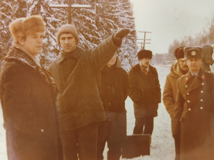 Евгений Бакин (слева) во время следственных действий, где Сергей Головкин (указывает рукой) показывает, где и как убивал своих жертв