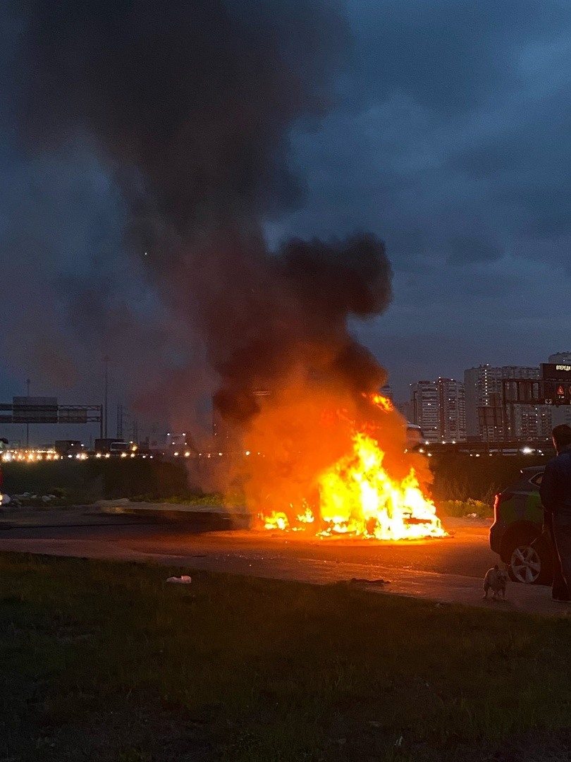 «Почти новый BMW Х5 начал дымиться еще на ходу». На Пулковском сначала сгорела одна машина, а потом еще пять
