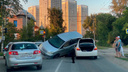 Минивэн «припарковался» на крыше седана в Новосибирске — видео