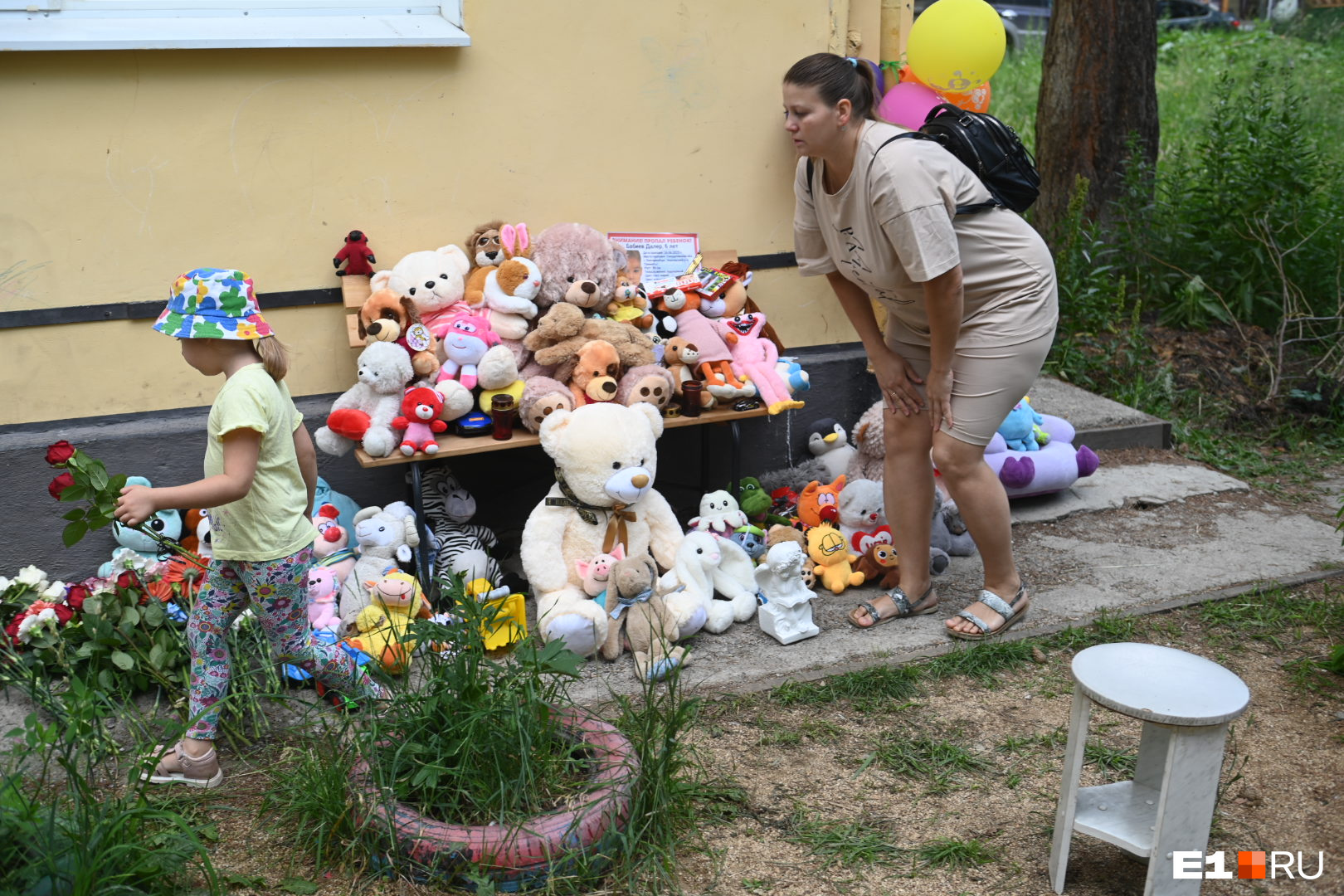 «Как будто сердце вырвали из груди»: екатеринбуржцы несут игрушки к дому, где жил погибший Далер