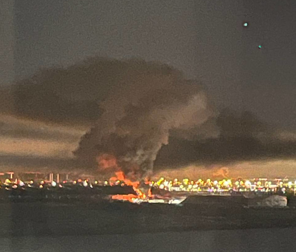Мощный пожар на Волхонском шоссе: огонь видно из Петербурга и с КАД