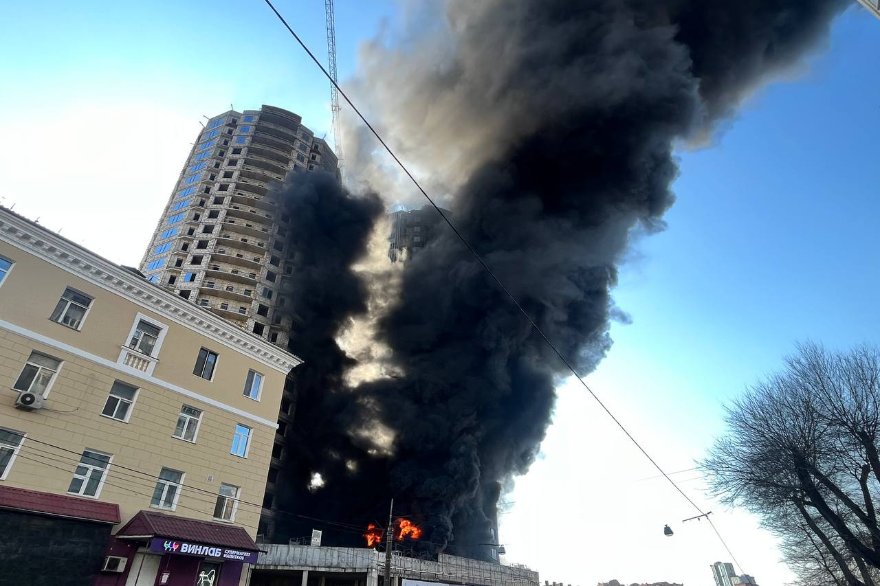 Страшный пожар прямо сейчас. На Дальпрессе во Владивостоке горят два  недостроя — видео - 4 декабря 2023 - vladivostok1.ru