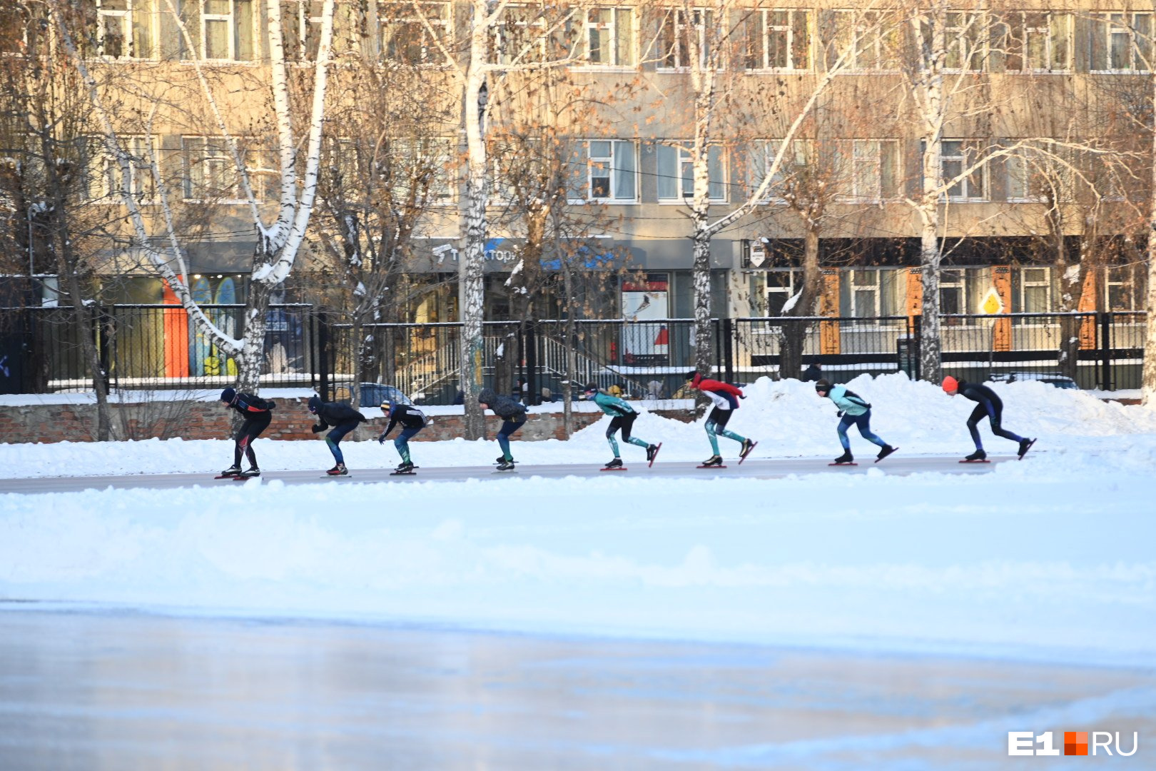 Каток тает.