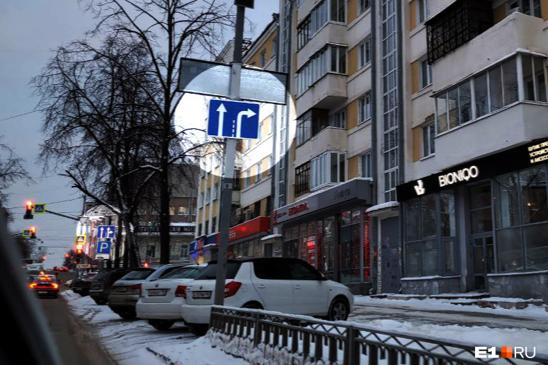 В центре Екатеринбурга убрали знак, сбивавший с толку водителей: фото