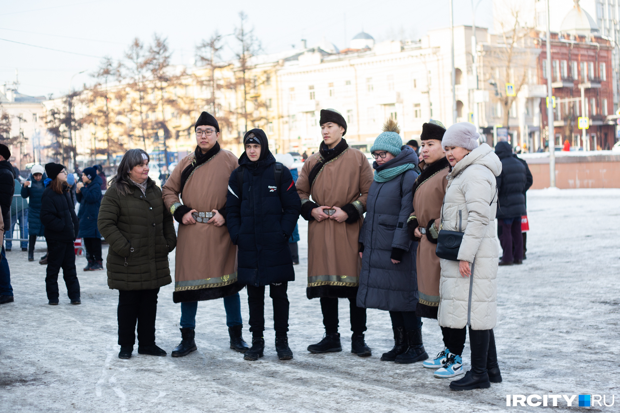 На празднике было много людей в национальных костюмах На празднике было много людей в национальных костюмах