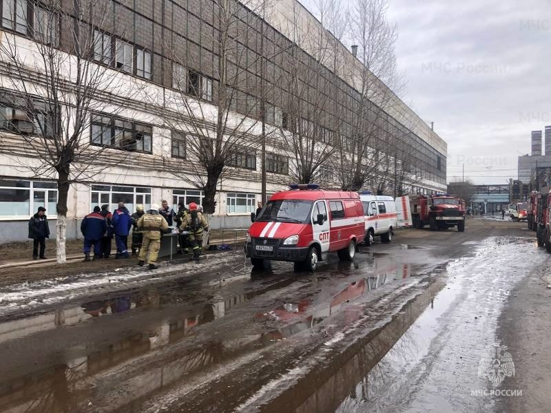В Ярославле тушат пожар на территории Моторного завода