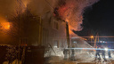 «Есть угроза соседним жилым домам»: в Архангельске горит частная двухэтажка