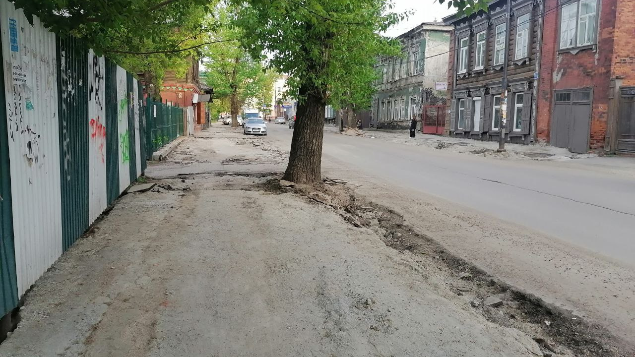 Мэр Иркутска обратил внимание на раздолбанные тротуары во время ремонта дорог в центре города