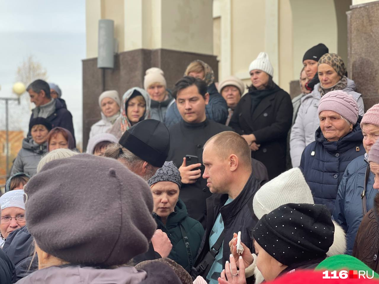 Собравшиеся отметили поразительное сходство убитой Виктории и ее сестры из Вологды Собравшиеся отметили поразительное сходство убитой Виктории и ее сестры из Вологды