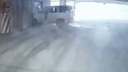 «Протаранил стену»: момент аварии на парковке ТРЦ в Новосибирске попал на видео