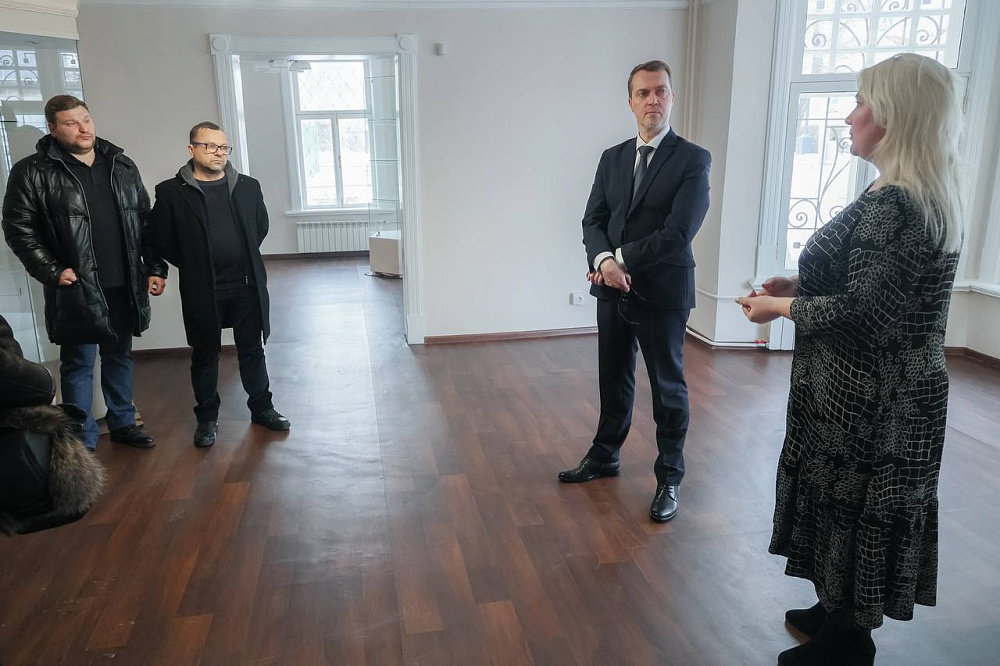 Краевой министр культуры Аркадий Зинов побывал в отремонтированном доме Краевой министр культуры Аркадий Зинов побывал в отремонтированном доме