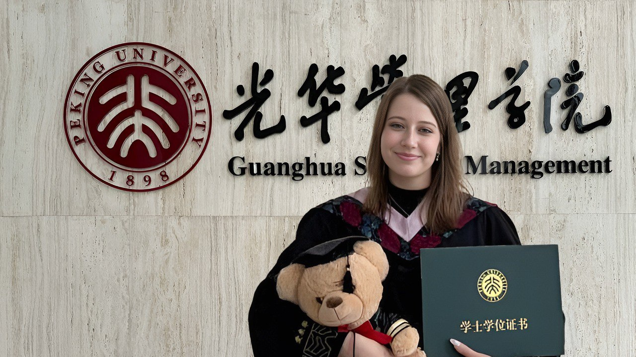 «Здесь самые умные люди Китая»: сибирячка получила диплом Пекинского университета — она была единственной россиянкой на курсе