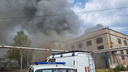 Завод в черном облаке. Появилось видео огромного пожара у Кировского рынка