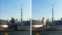 В Новосибирске сняли на видео конфликт автомобилистов — у одного из них мог быть пистолет