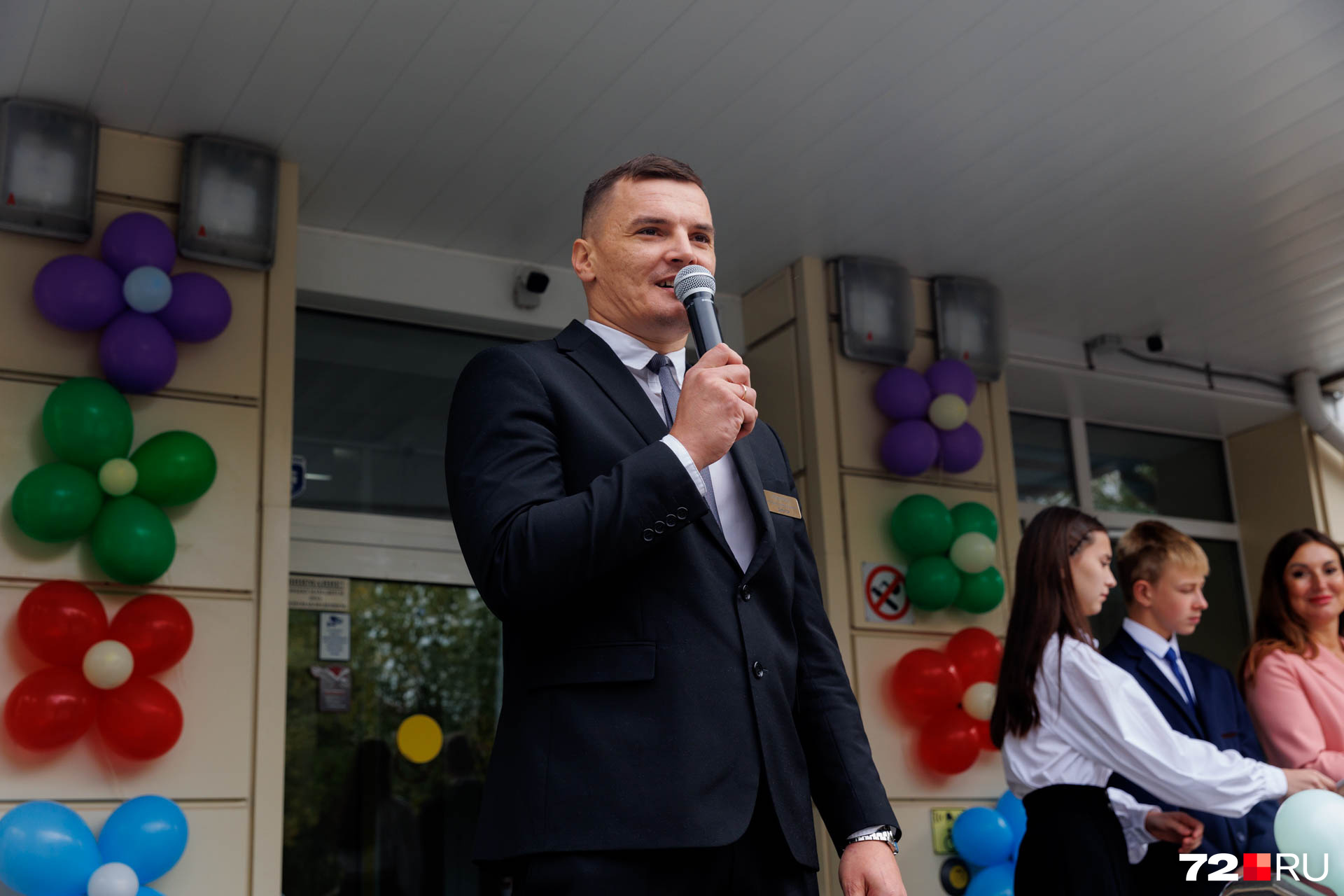 А это новый директор школы — Евгений Кальченко. Такую должность он занимает впервые