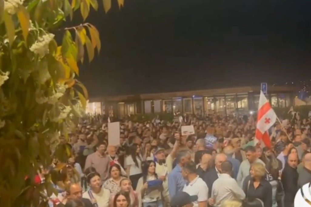 В Грузии — масштабные протесты. Тысячи человек вышли на улицы, их сдерживает спецназ с водометами: видео