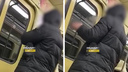 В новосибирском метро сняли на видео курящего в вагоне пассажира