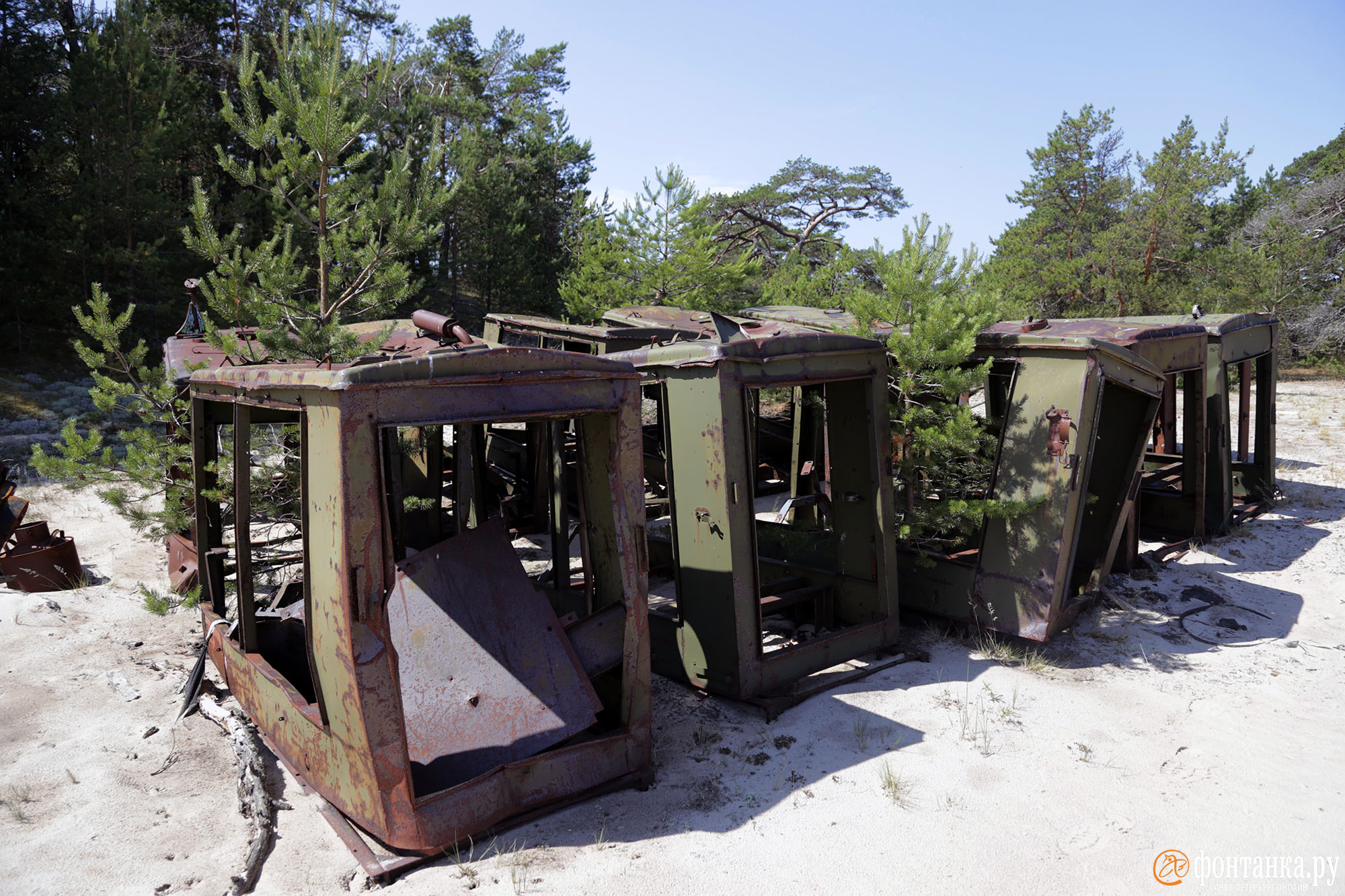 Прямо на пляже — многочисленные свидетельства недавнего пребывания военных на острове